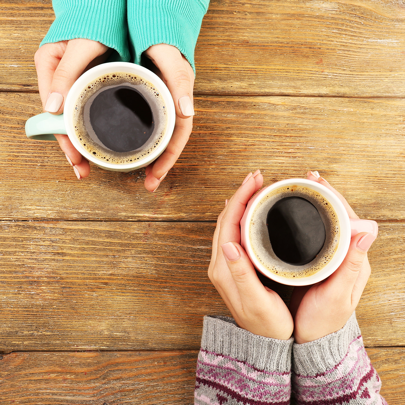 hands holding coffee cups